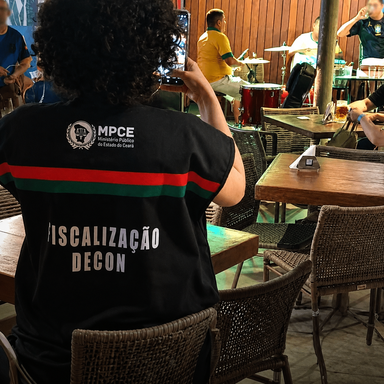 Restaurantes em Fortaleza são autuados após cobrar para clientes assistirem ao jogo do Brasil