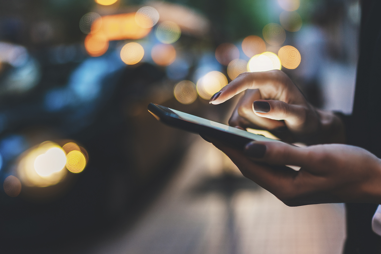 Plataforma de delivery deve retificar nome de mulher trans e indenizá-la