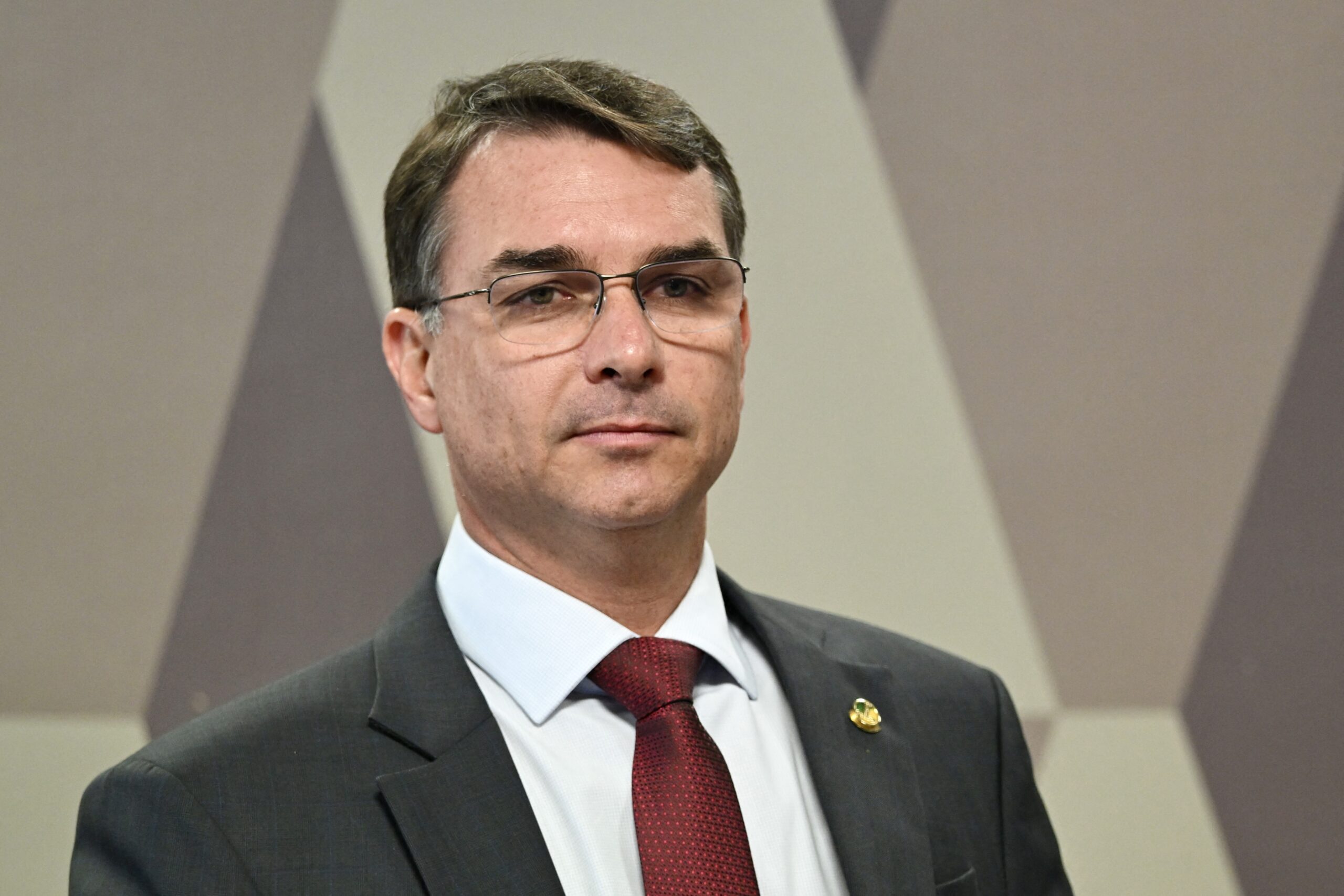 MPE se opõe à suspensão de pesquisa que apontou queda de Flávio Bolsonaro