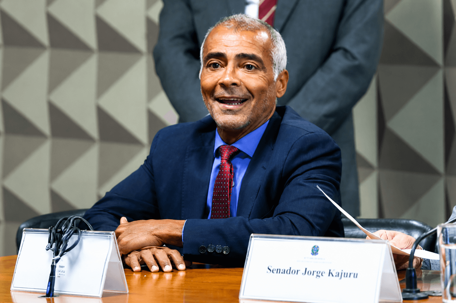 Romário tem parte do salário penhorado para indenizar ex-presidente da CBF