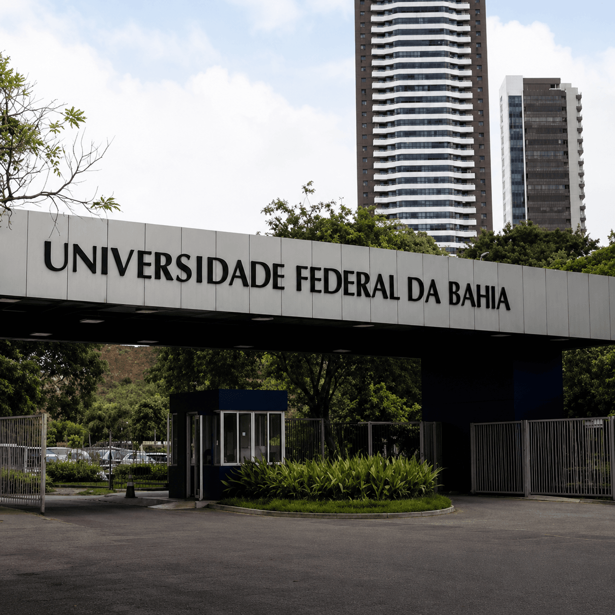 Proibido short, cropped e boné: faculdade determina código de vestimenta para alunos e pacientes